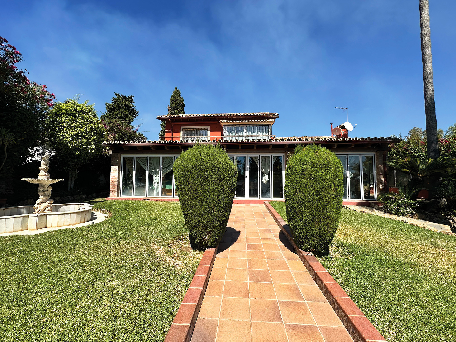 ВИЛЛЫ en Marbella · Nueva-Andalucia 2500000€