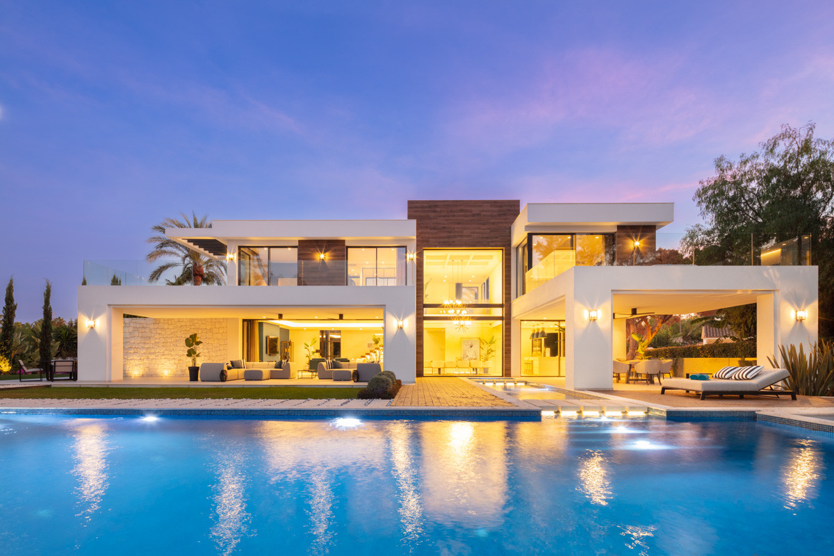 Stunning new built contemporary villa front-line to Las Brisas Golf, Nueva Andalusia 