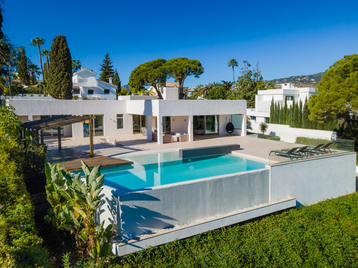 Front line villa in the Golf Valley, Nueva Andalucia 