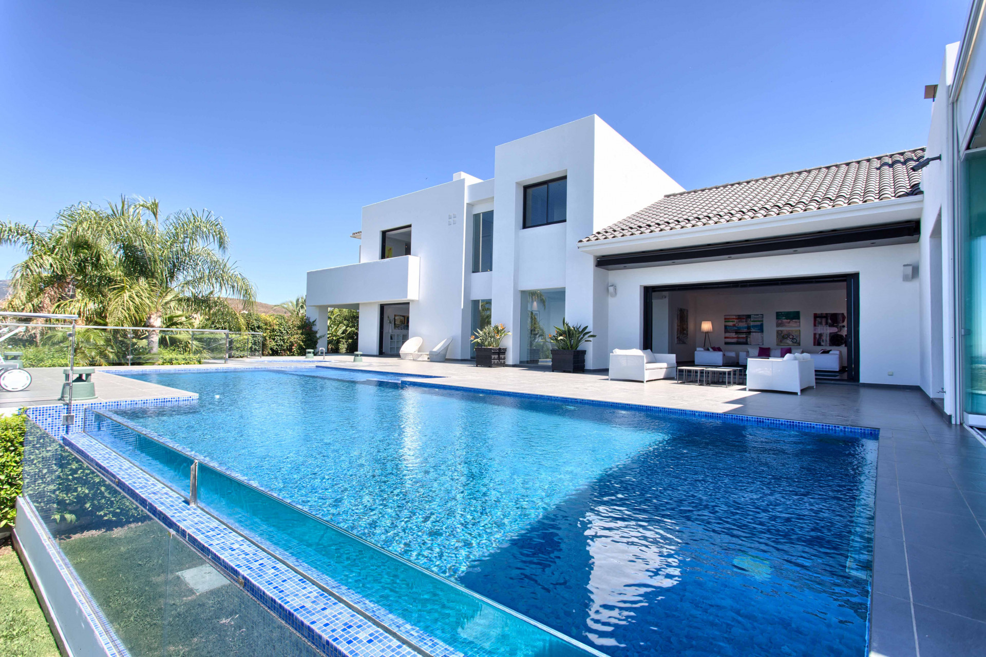 Spectacular top quality contemporary villa. South to west facing with panoramic views to the Mediterranean and the coastline. Built to the highest standards.