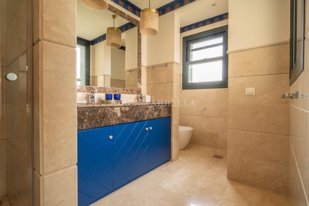 Villa in Estepona East