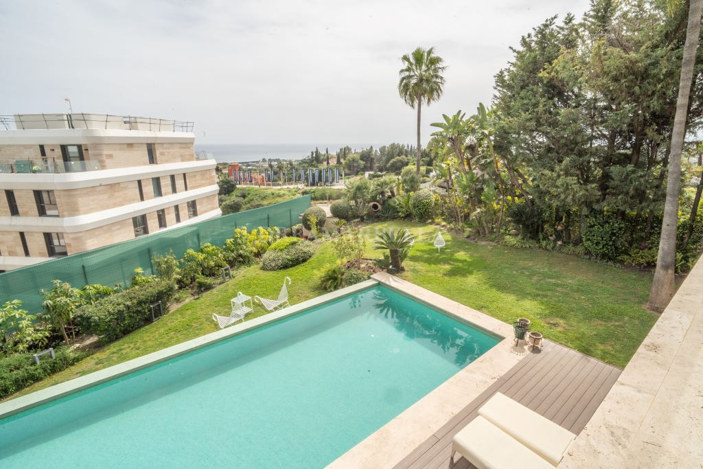 Villa in Estepona East
