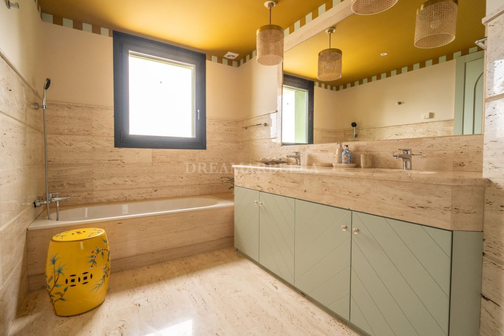 Villa in Estepona East