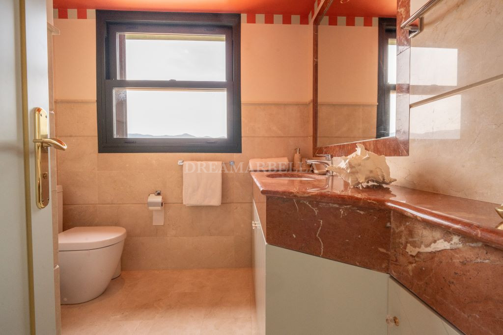 Villa in Estepona East