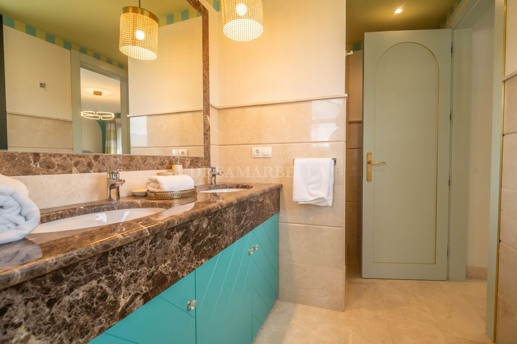 Villa in Estepona East