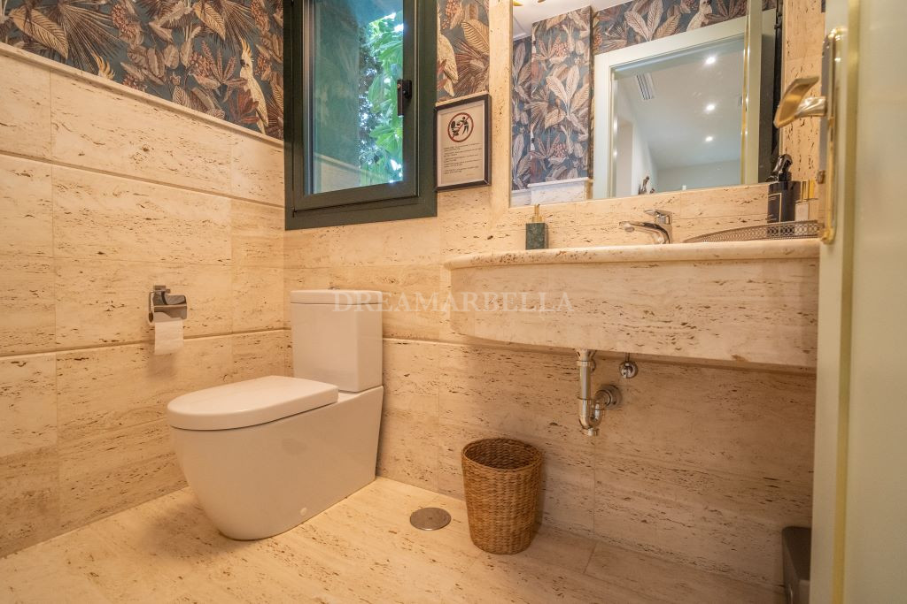 Villa in Estepona East
