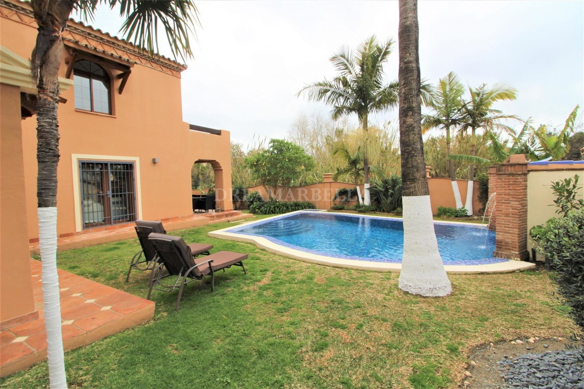 Villa in Estepona East