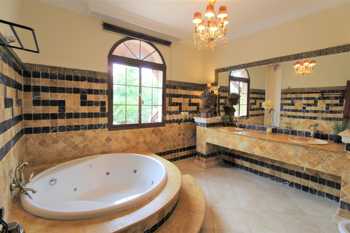 Villa in Estepona East