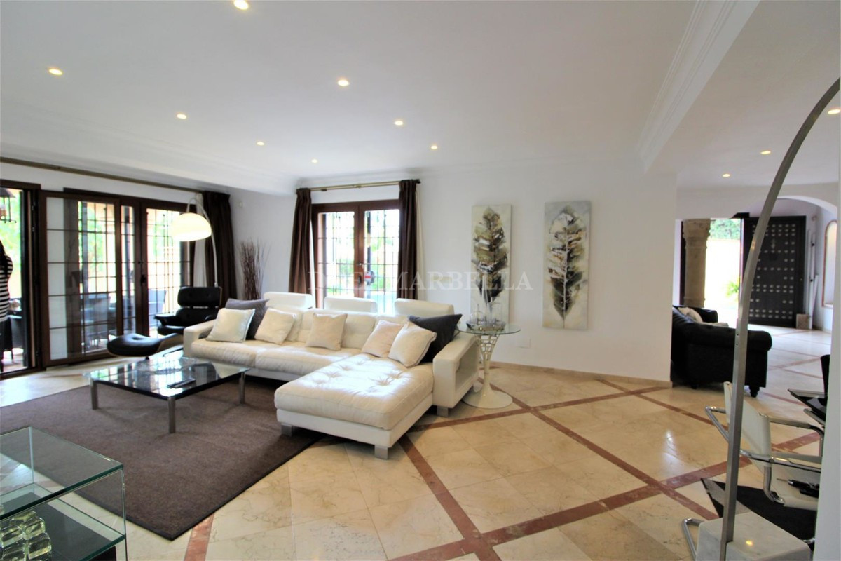 Villa in Estepona East