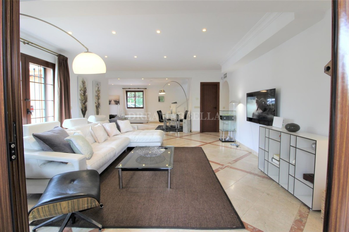 Villa in Estepona East