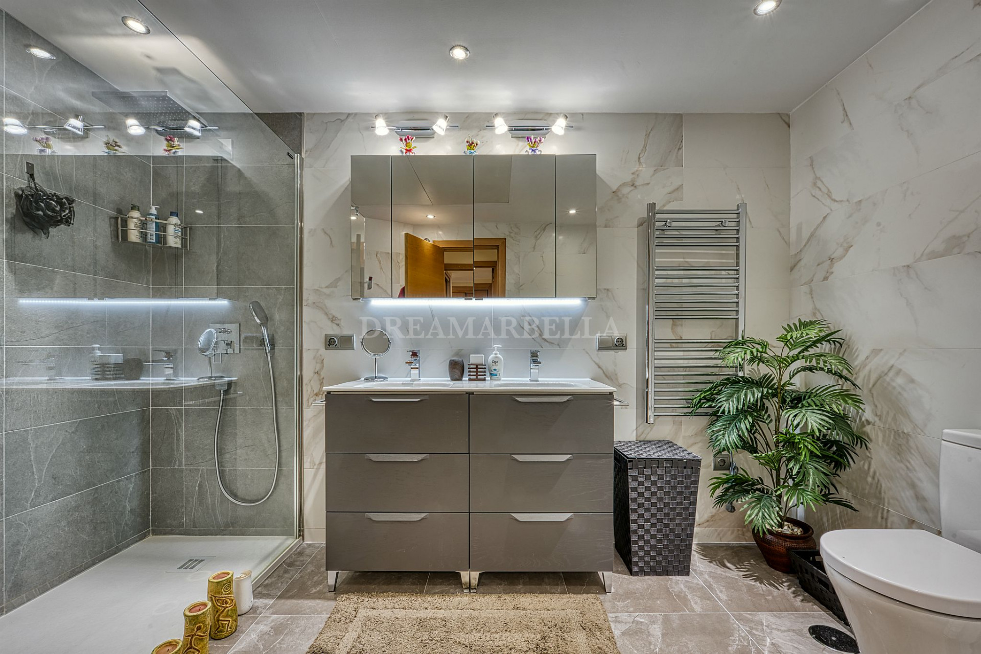Apartment in Four Seasons
