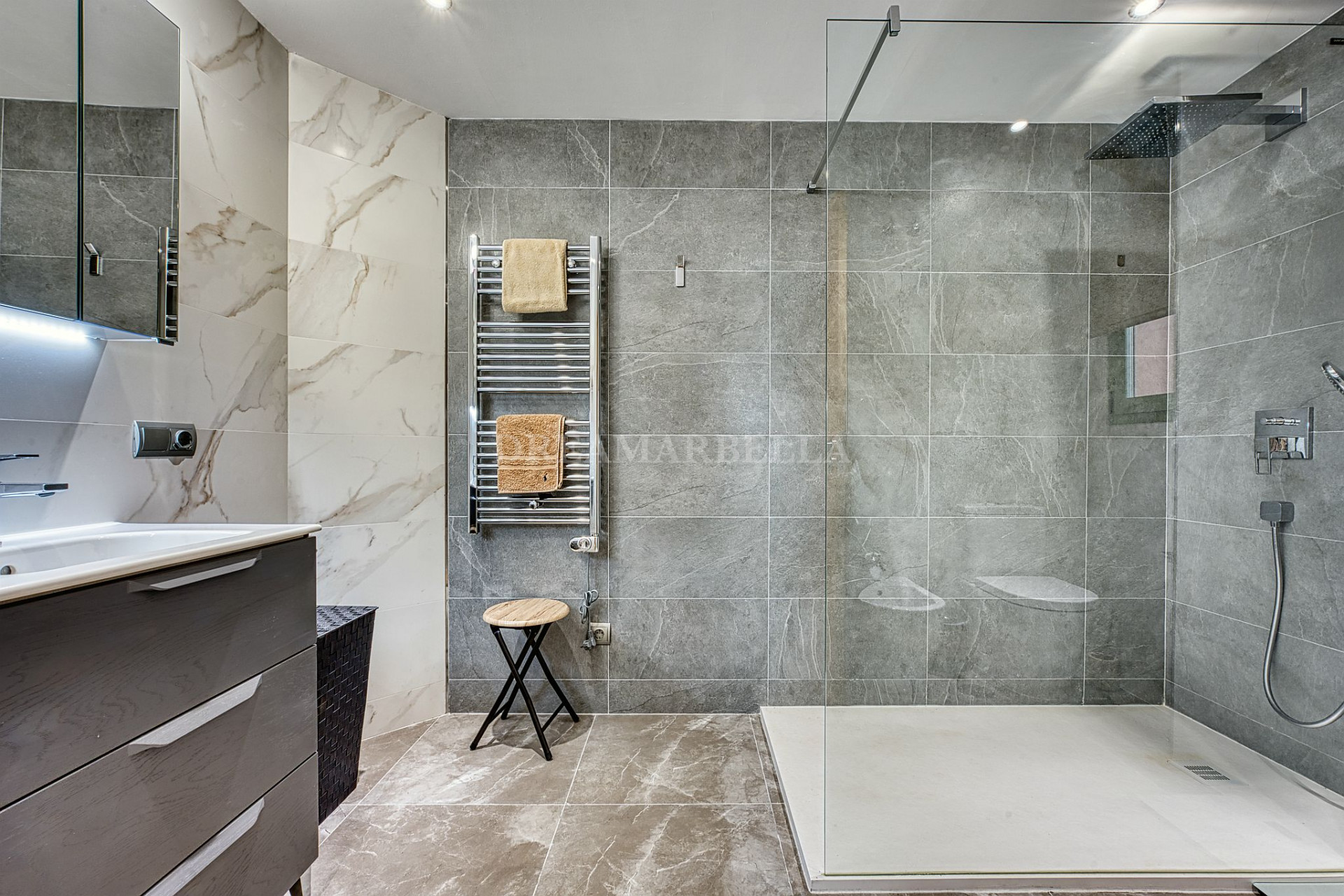 Apartment in Four Seasons