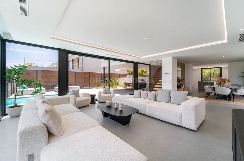 Villa in Estepona East