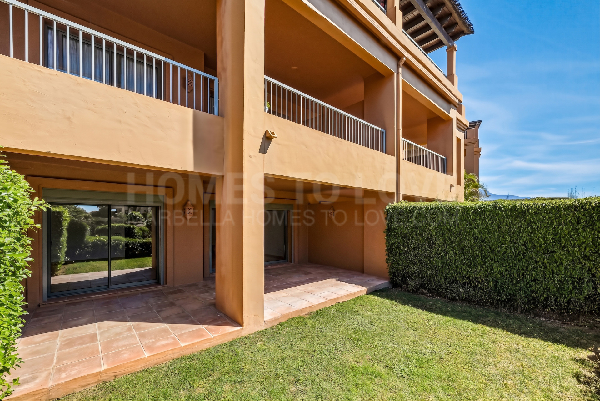 GROUND FLOOR WITH PRIVATE GARDEN IN FRONT OF BENATALAYA SCHOOL