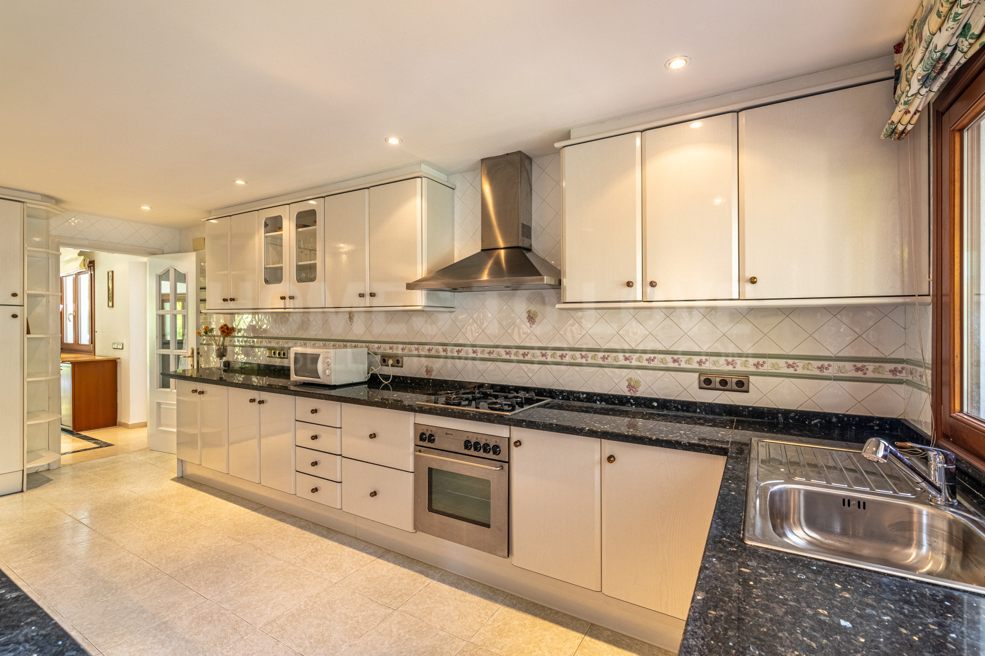Exclusive Beachside Villa Just 100 Metres from the Sea | 1.983 m² Plot | New Golden Mile, Estepona