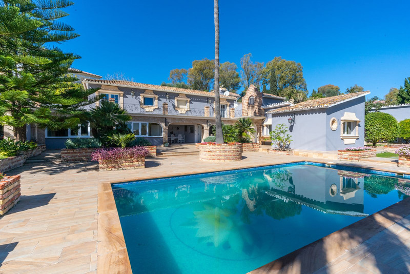 Villa for sale in Benahavis