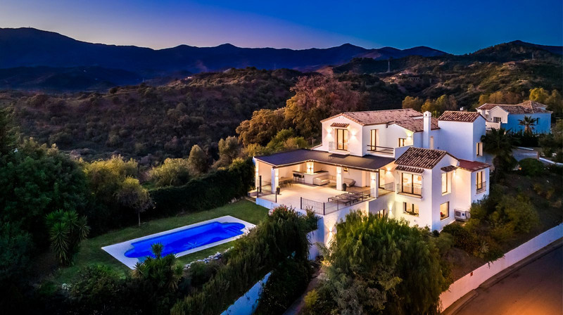 Villa for sale in Estepona