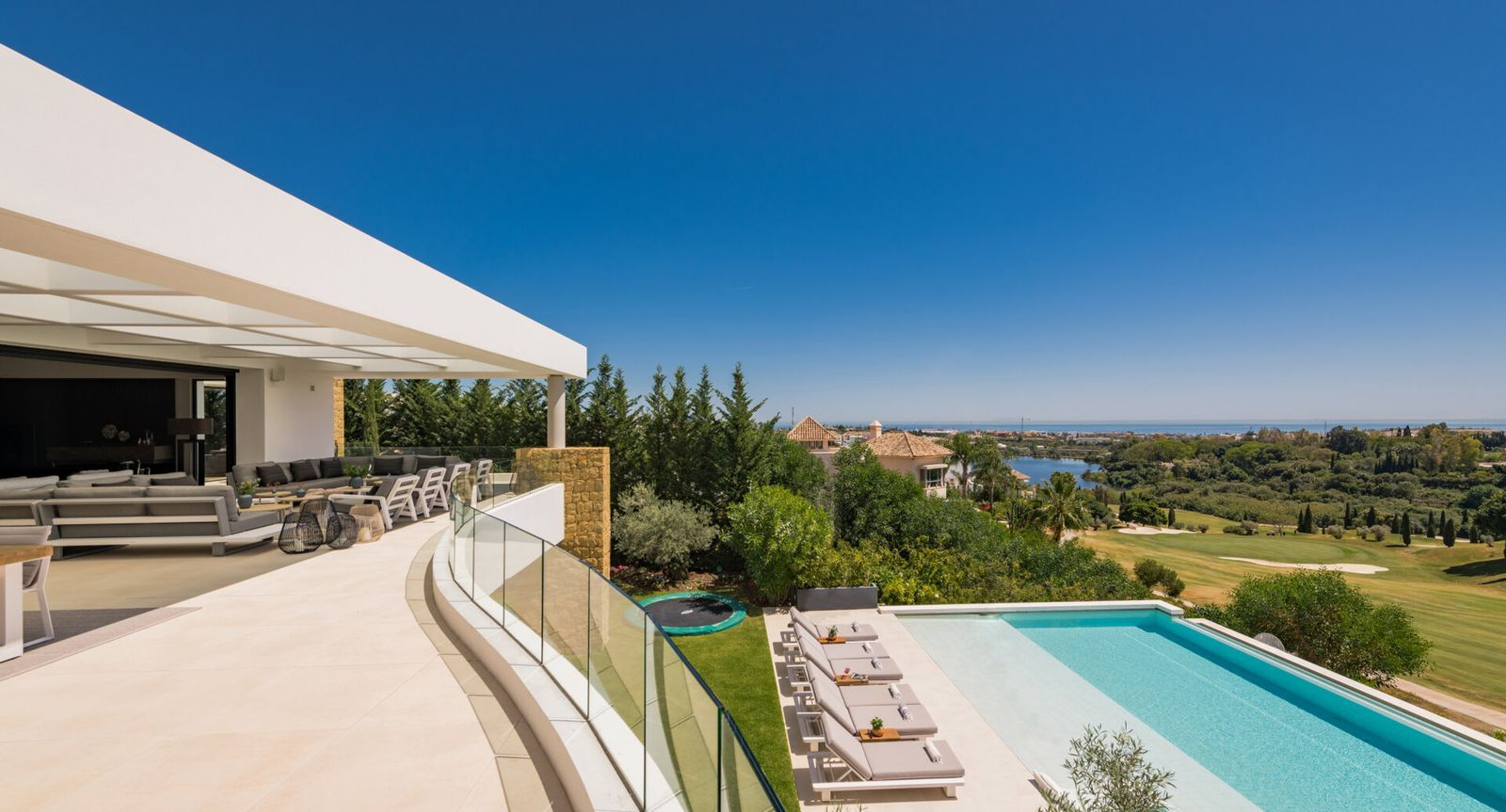 Exclusiva villa de lujo en primera línea de golf en Benahavís