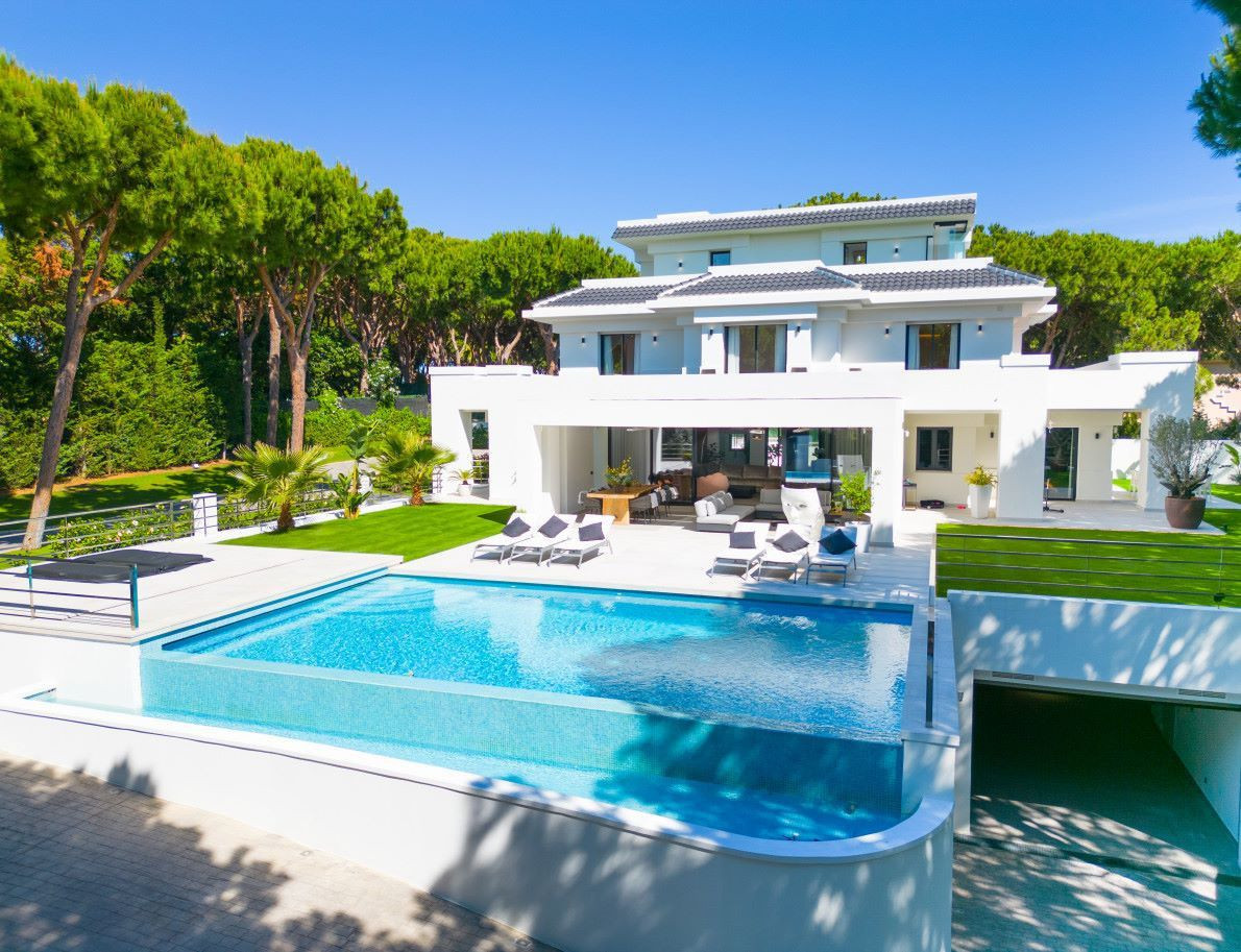 Villa for sale in Hacienda las Chapas, Marbella East