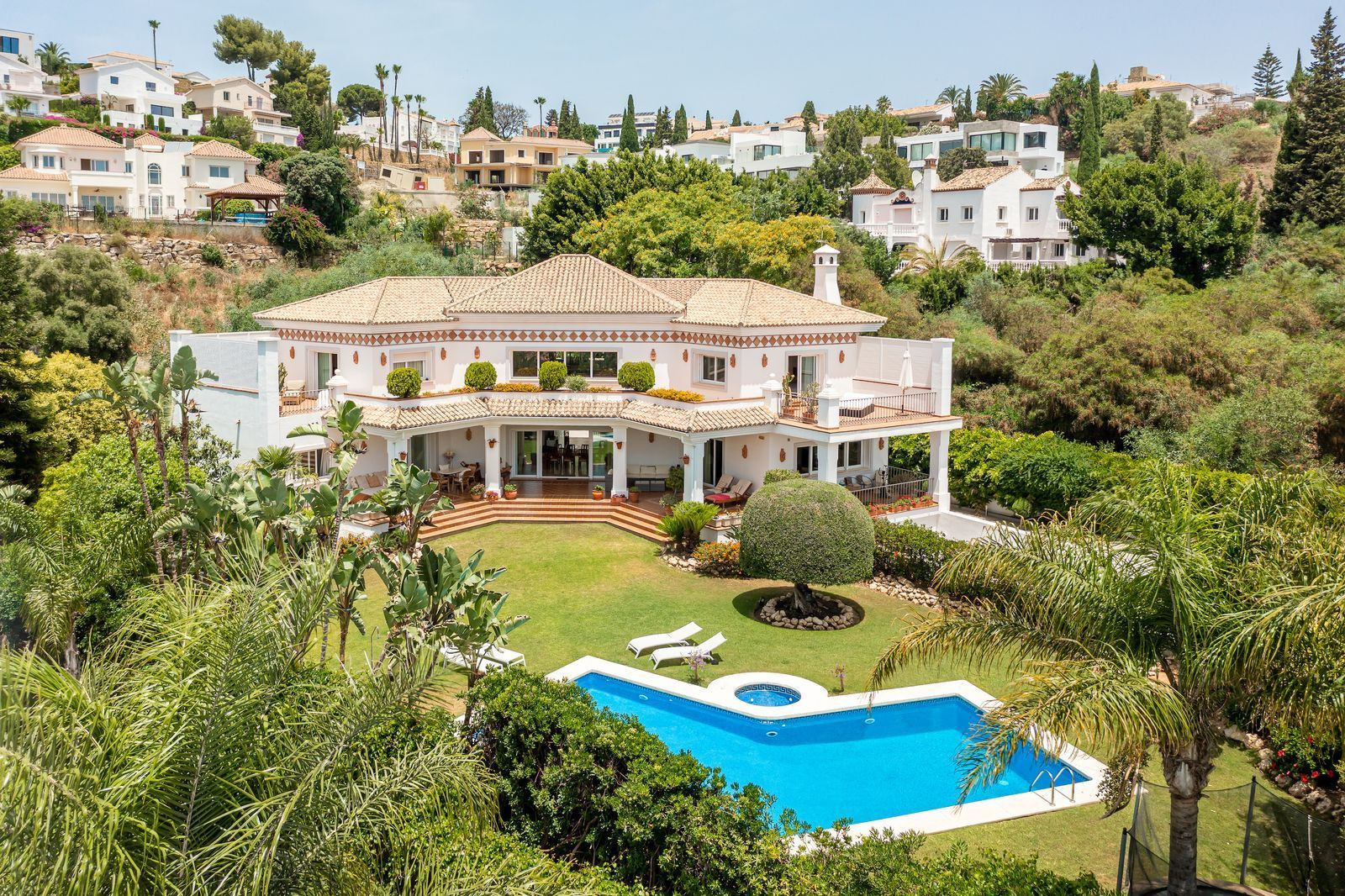 Villa for sale in El Paraiso, Estepona East