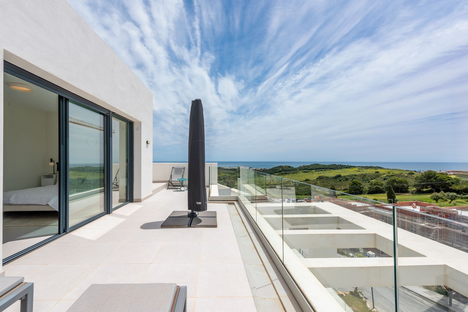 Ático Dúplex de Lujo con Vistas Panorámicas en Estepona