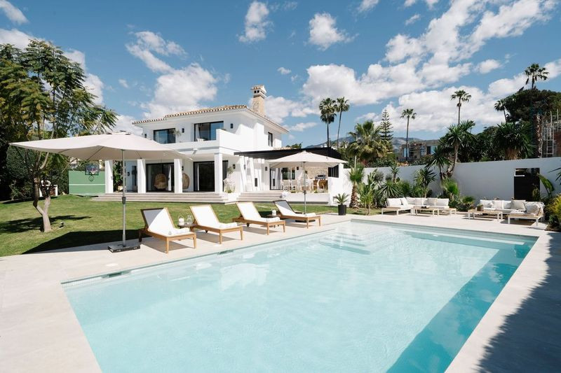 Villa en venta en Nueva Andalucia, Marbella