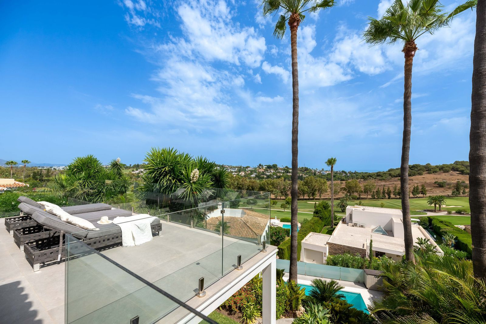 Villa for sale in El Paraiso, Estepona East