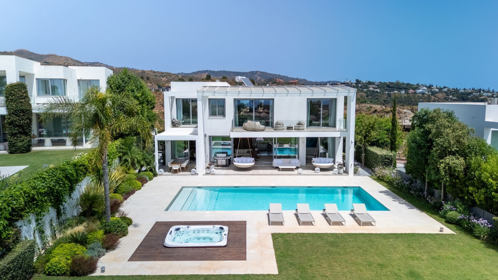 Exclusiva villa de lujo en primera línea de golf en Santa Clara, Marbella Este