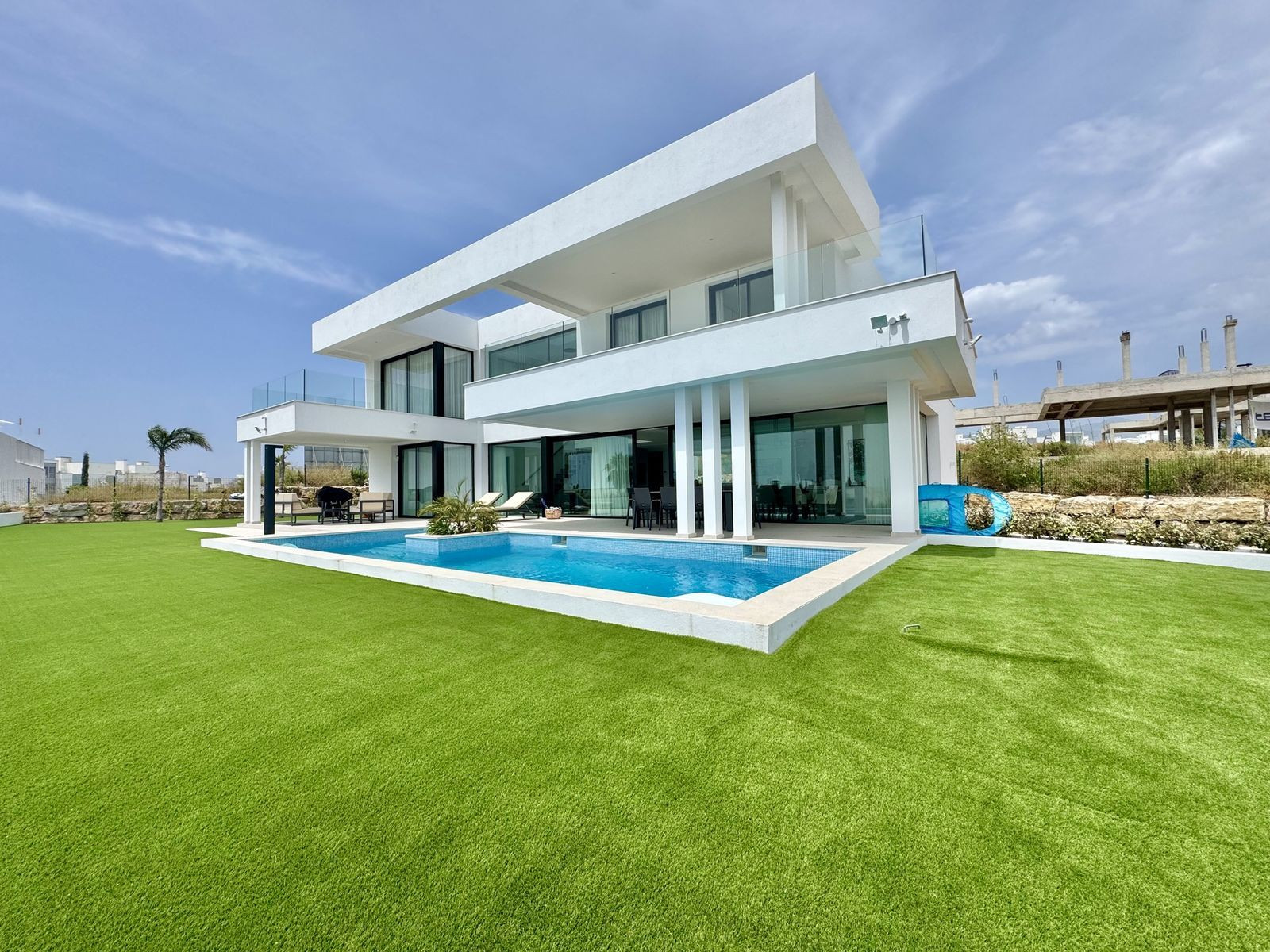 Villa for sale in Cancelada, Estepona East