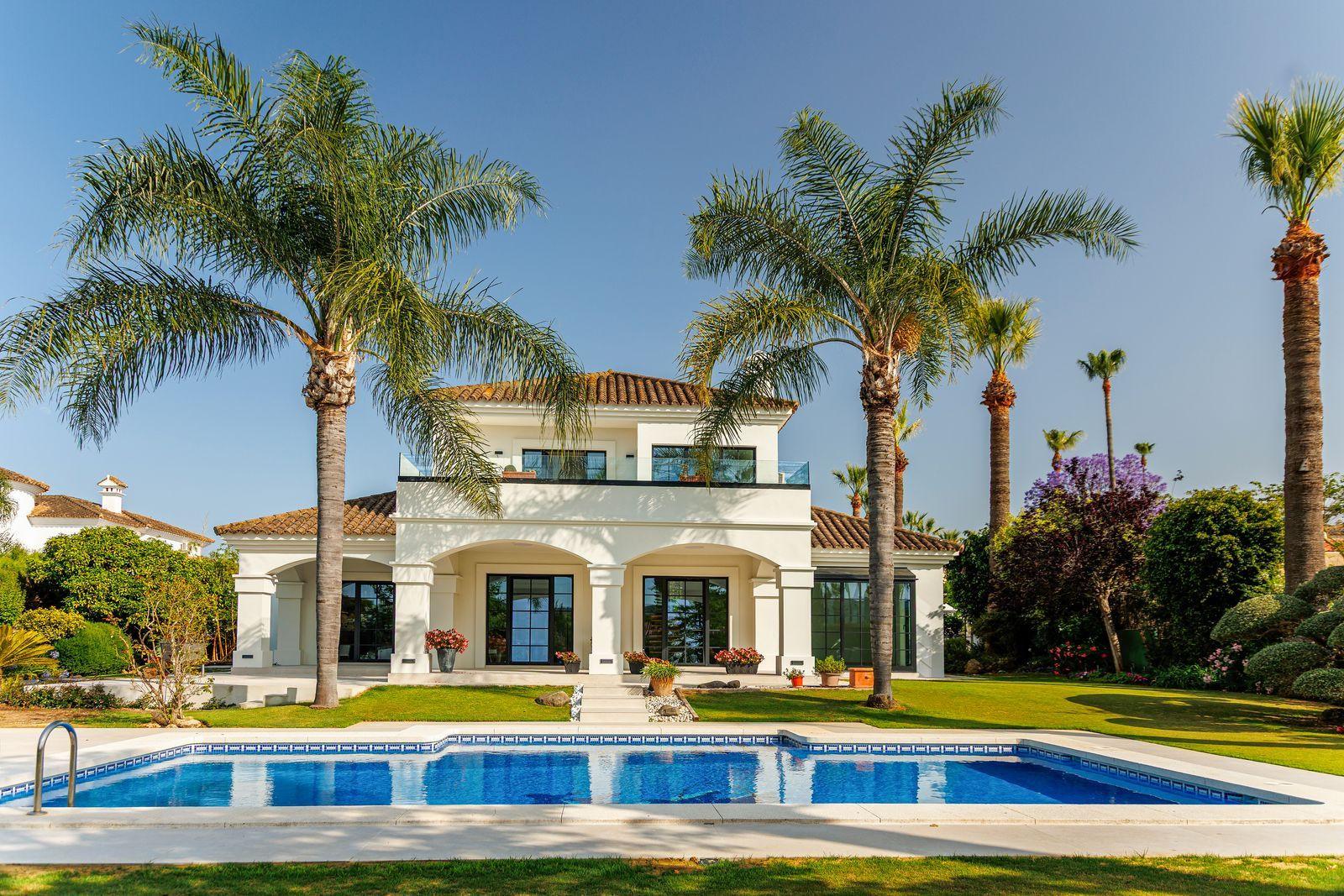 Exclusiva villa de lujo en Sotogrande con piscina y amplios espacios exteriores