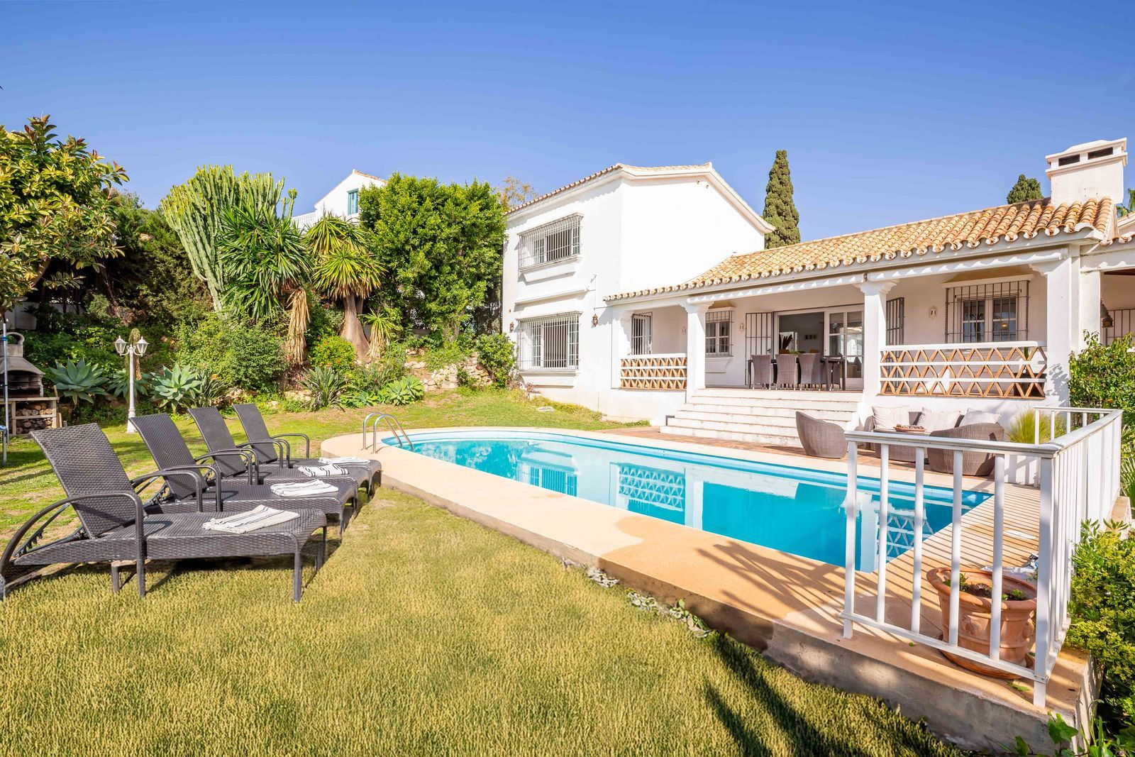 Villa for sale in El Paraiso, Estepona East
