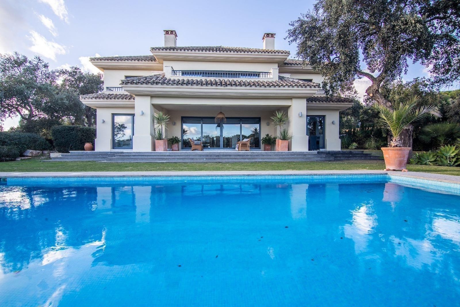 Exclusiva villa de lujo en Sotogrande Alto con vistas al golf y la montaña