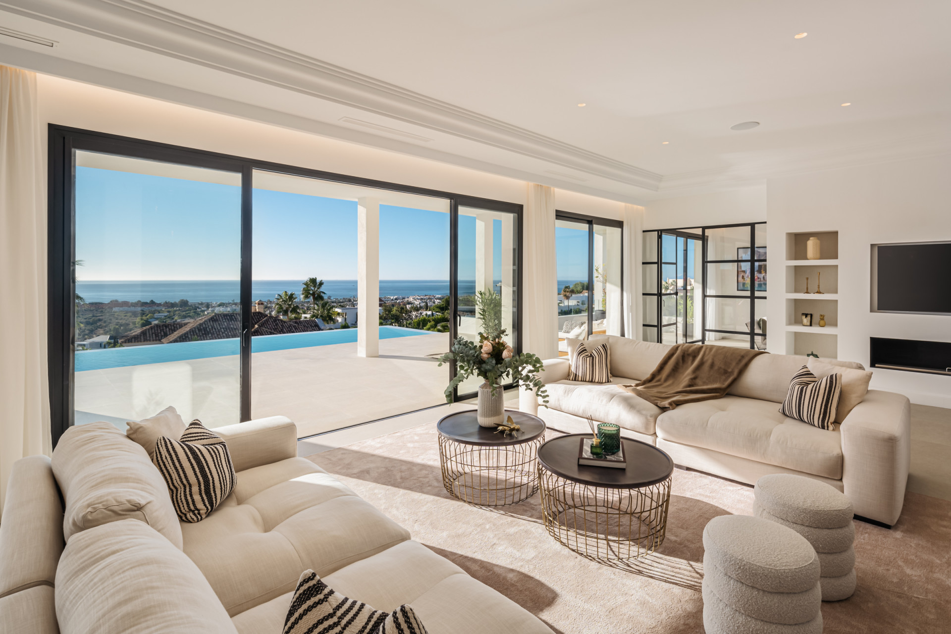 Villa for sale in Los Flamingos, Benahavis