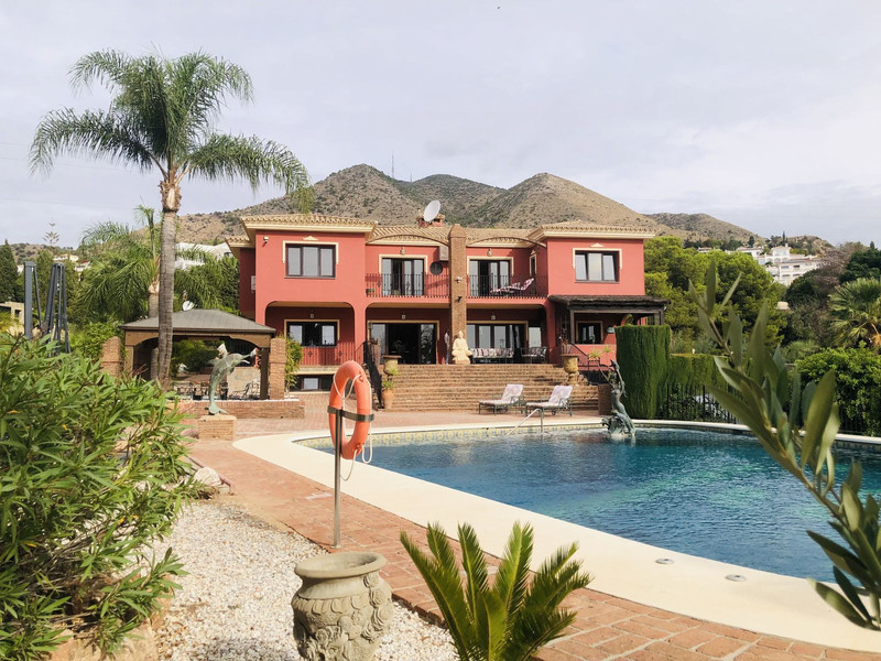 Villa for sale in Benalmadena