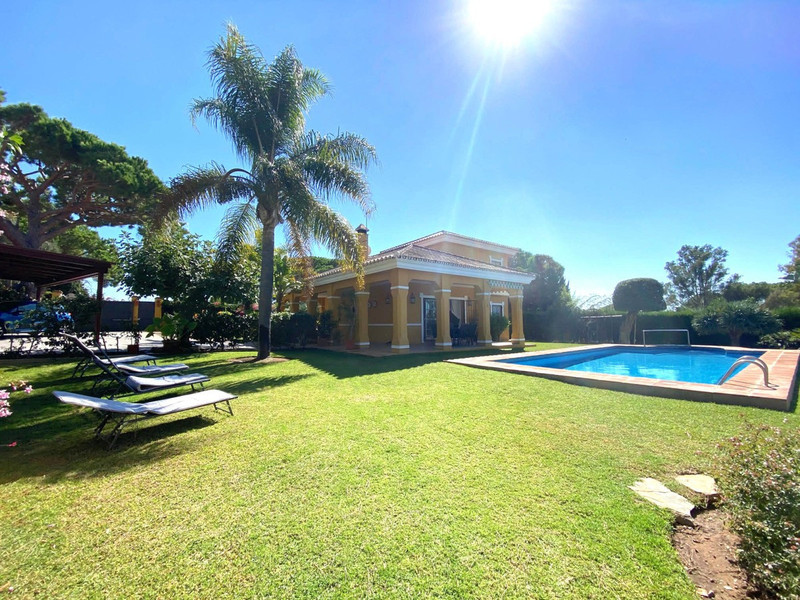 Villa for sale in El Rosario, Marbella East