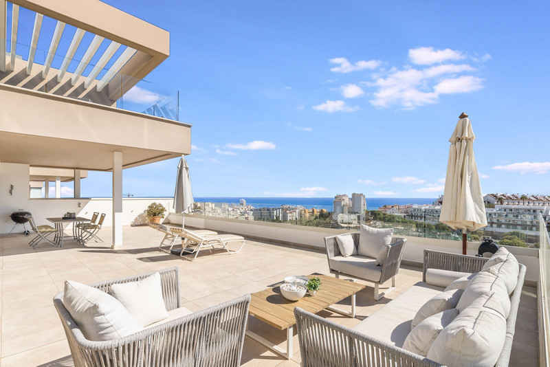 Luxury 4-Bedroom Apartment with Panoramic Views in Estepona