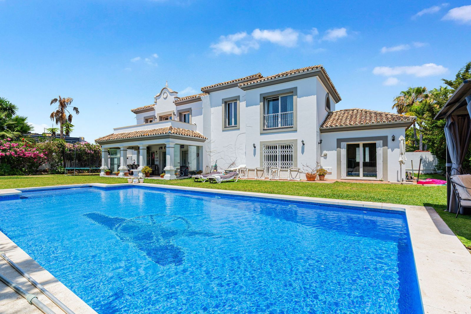 Villa for sale in Estepona