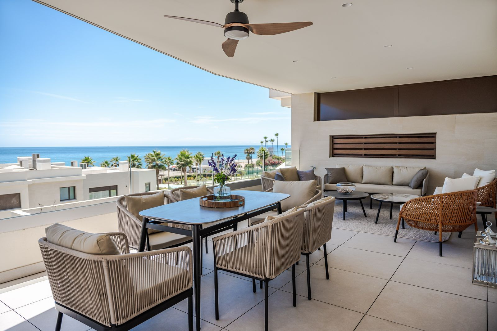 Apartamento en primera línea de playa en Estepona con 3 dormitorios, terraza de 63 m², vistas al mar, garaje privado y zonas comunes con piscina y spa.