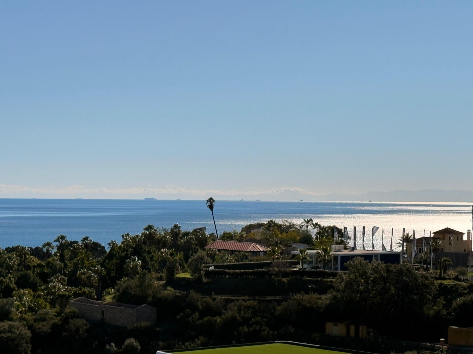 Apartamento de 3 dormitorios con vistas al mar, terraza de 37 m² y garaje privado en New Golden Mile, Estepona Este.