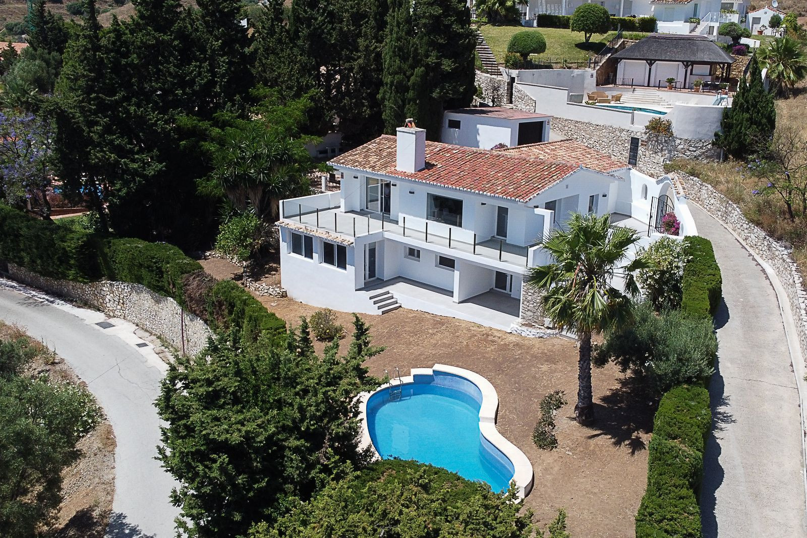 Villa en Mijas con vistas panorámicas, piscina y jardín privados, 3 dormitorios, 4 baños, terraza de 50 m² y garaje privado.
