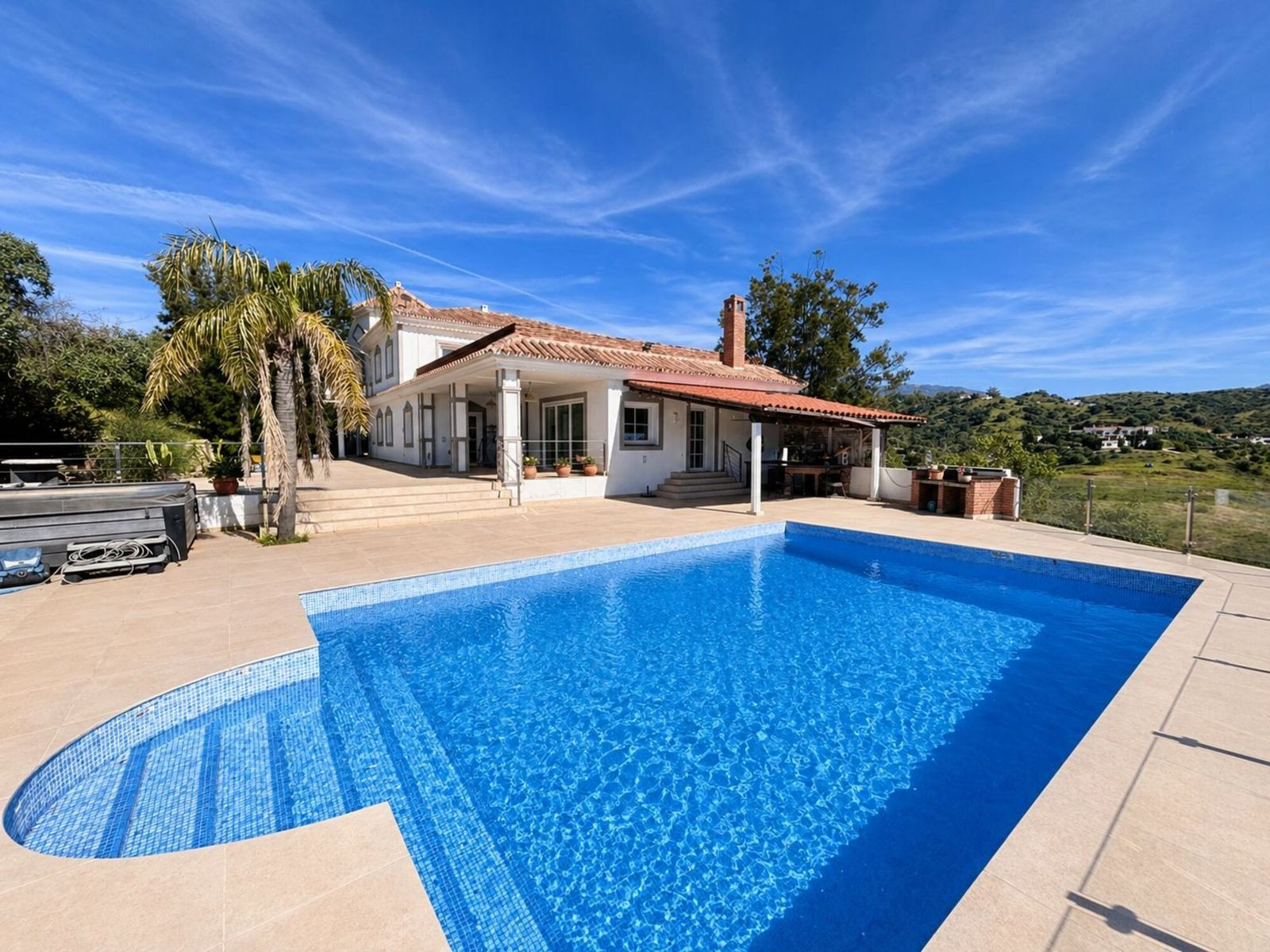 Villa con 5 dormitorios, piscina privada y vistas al mar en Cala de Mijas, sobre amplia parcela y con terraza, jardín y garaje privados.