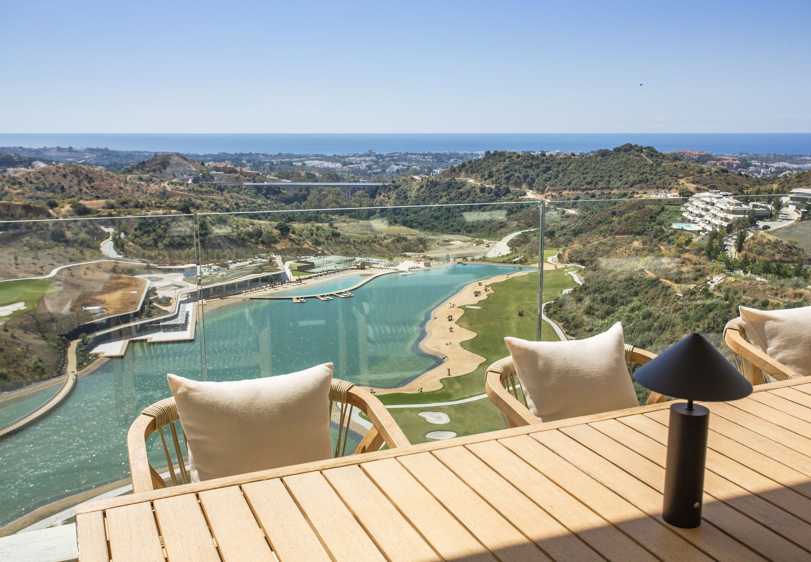 Ático en Benahavís con amplias terrazas, vistas al mar, montaña, golf y lago, piscina privada, garaje y comunidad cerrada con seguridad 24 h.