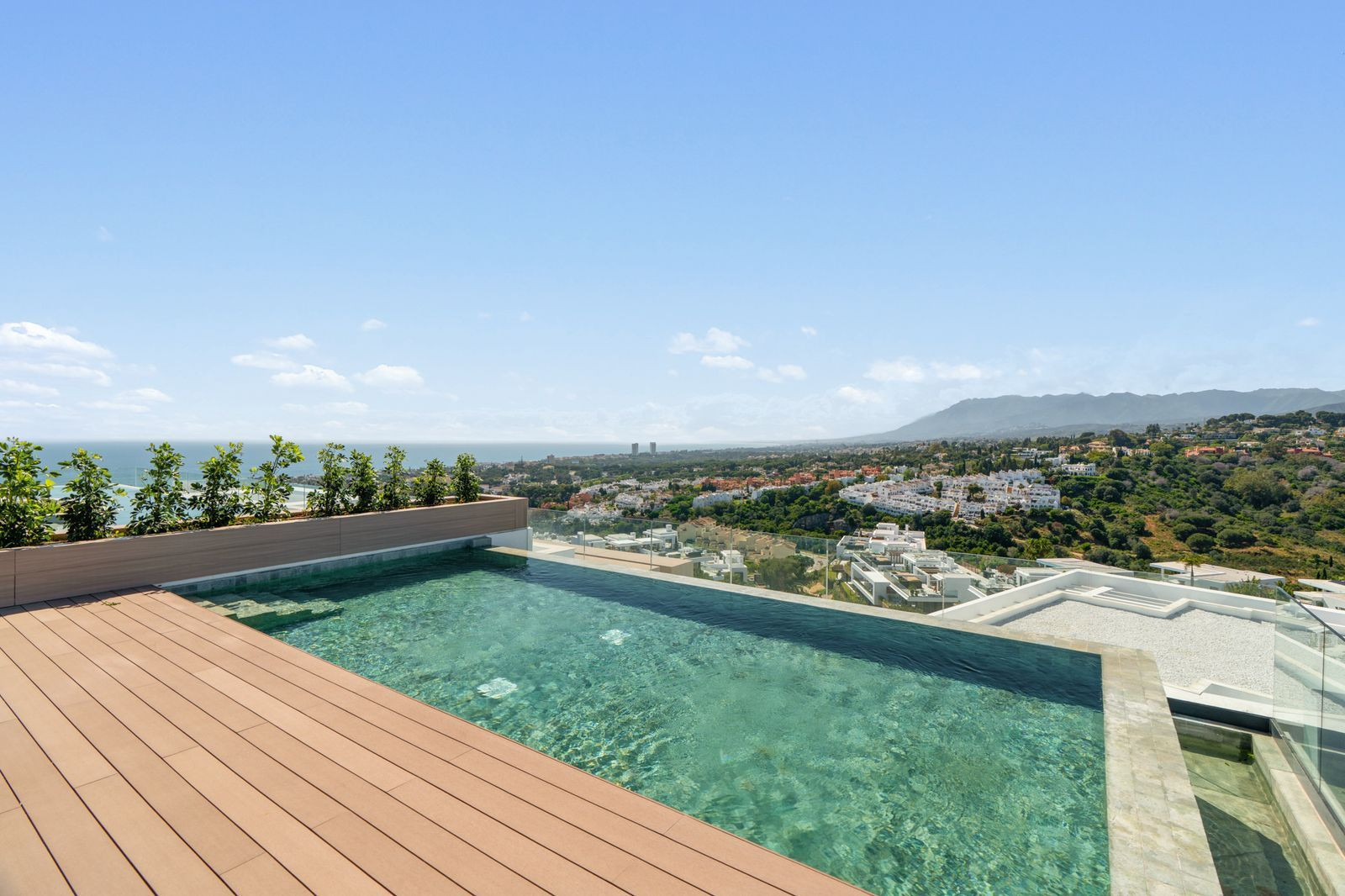 Exclusivo Ático Dúplex con Vistas Panorámicas en Cabopino, Marbella East