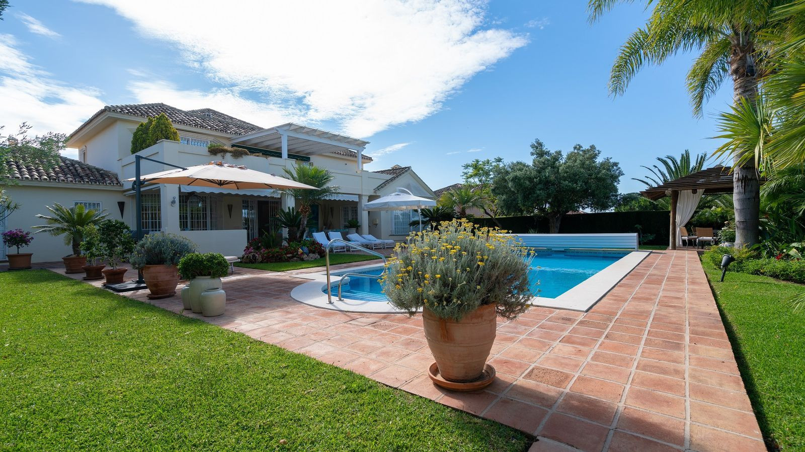 Exclusiva villa de lujo en Elviria, Marbella Este: espacio, confort y vistas al mar