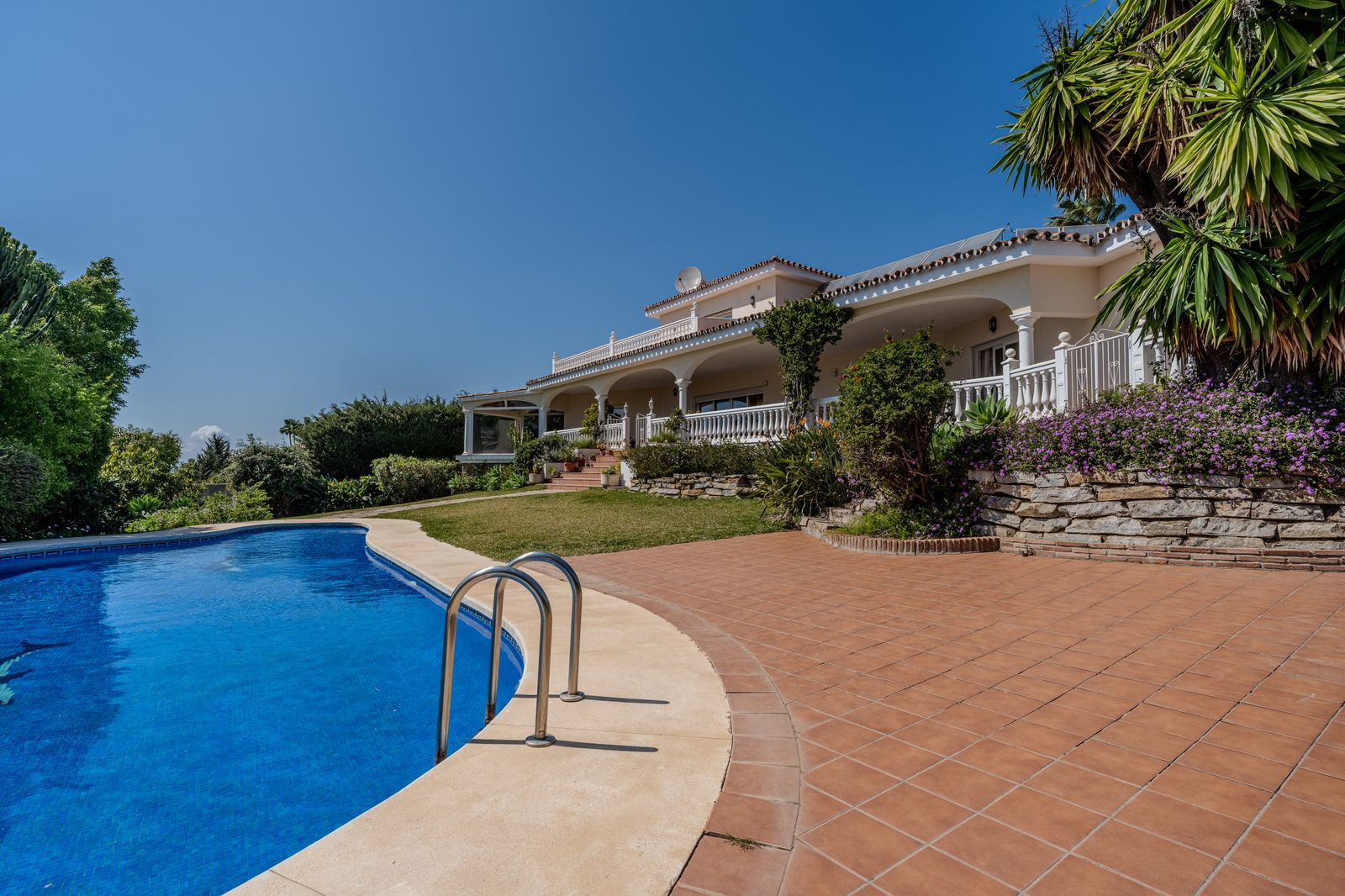 Villa for sale in El Paraiso, Estepona East