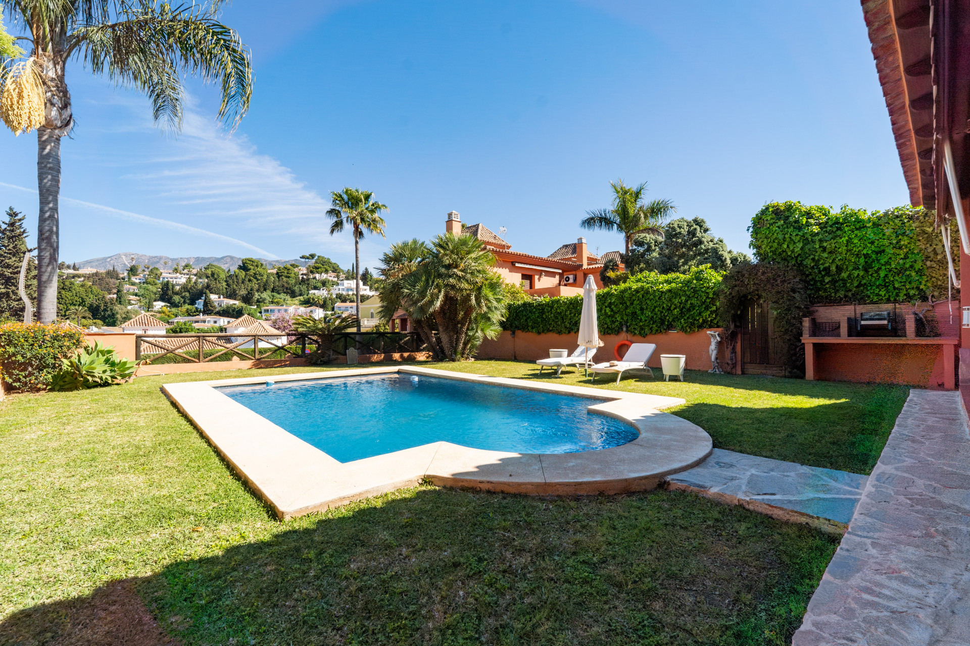 Villa for sale in Sierrezuela, Mijas Costa
