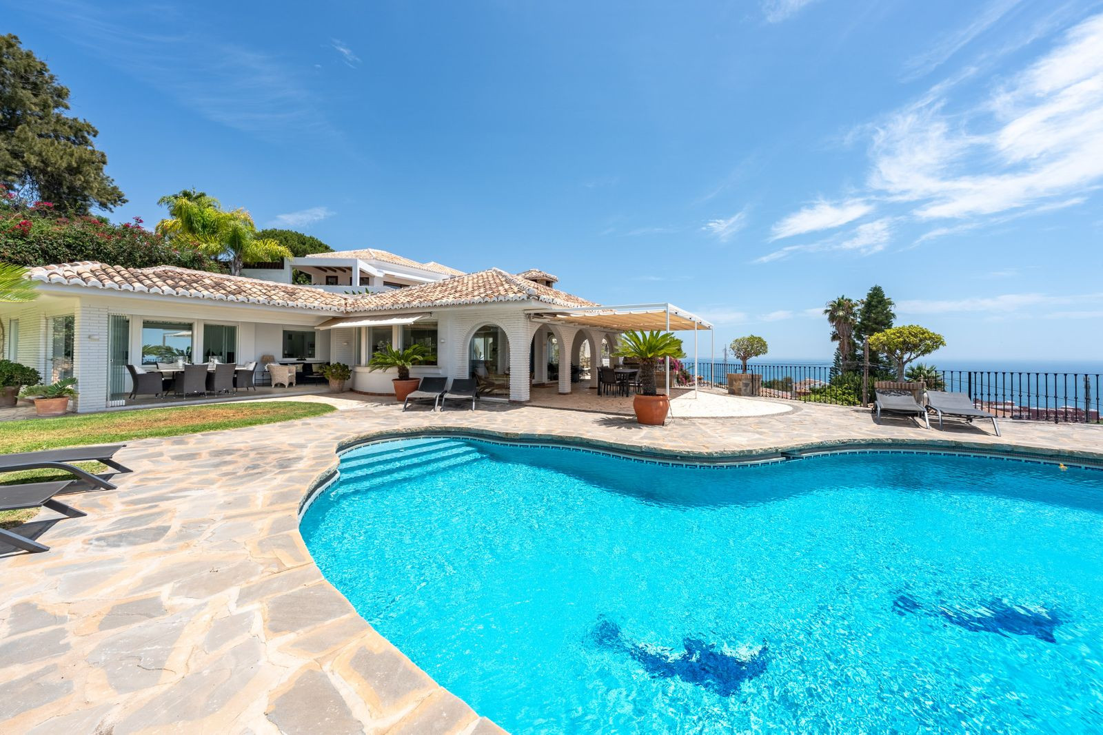 Villa for sale in Benalmadena