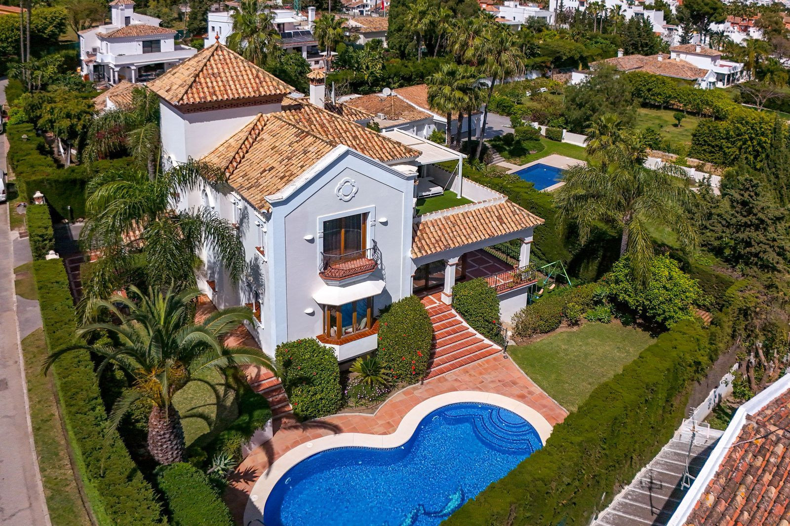 Exclusiva villa de 5 dormitorios con vistas al mar y montaña en Estepona