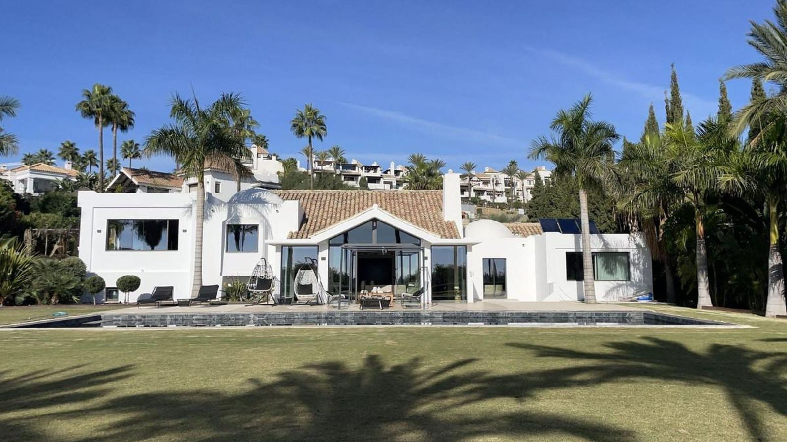 Villa for sale in Benahavis