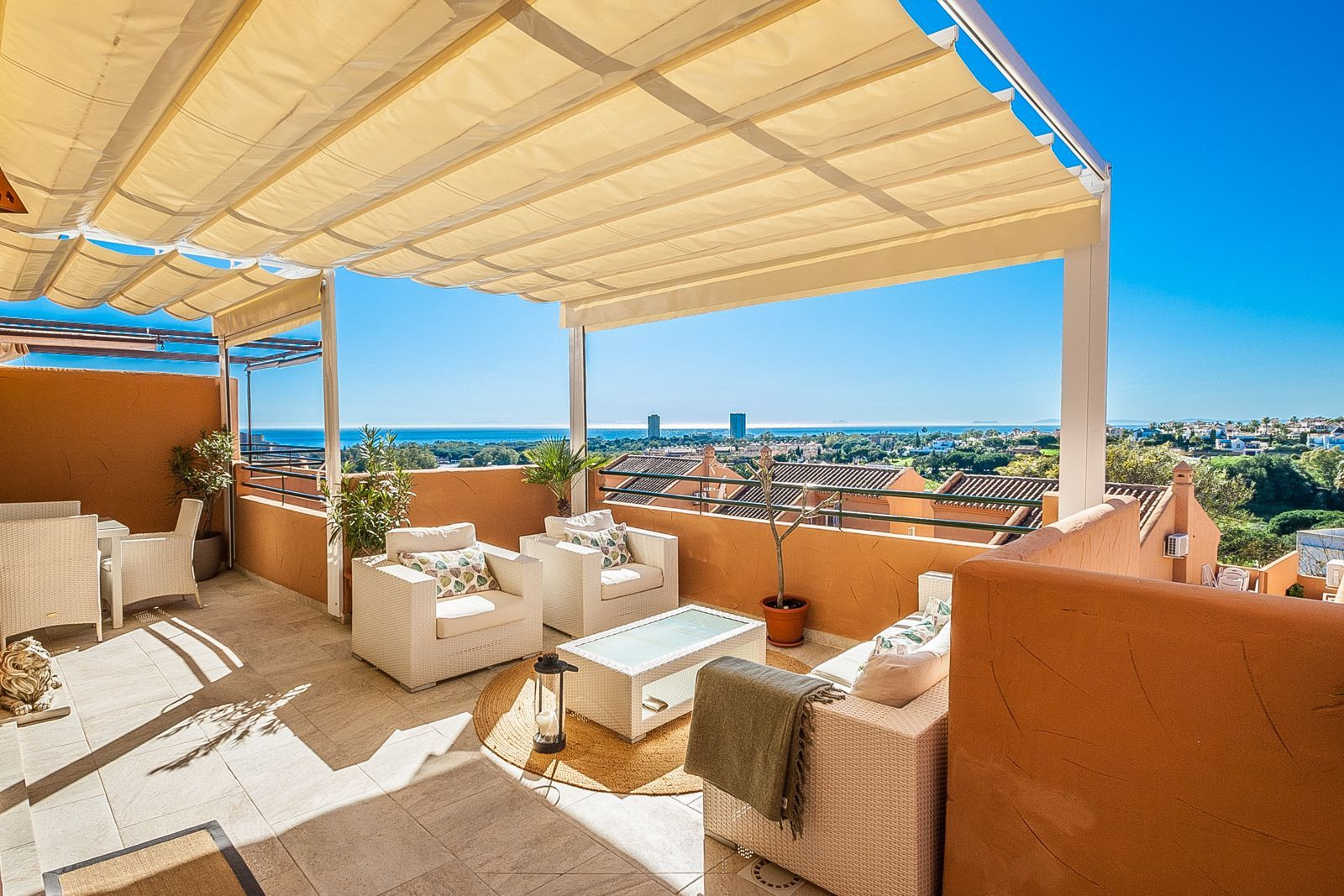 Penthouse for sale in Elviria, Marbella East